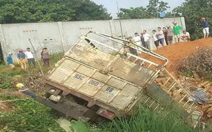 Xe tải đâm xe ba gác rồi lao xuống vực, 2 người tử vong
