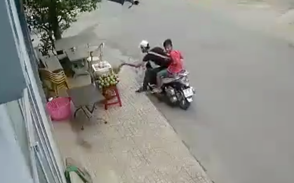 Tp.HCM: Thanh niên đi SH ăn trộm sầu riêng bày bán tại vỉa hè