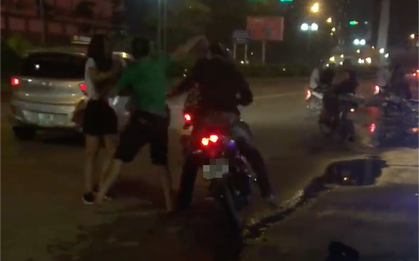Hà Nội: Thấy người yêu cũ đi với bạn trai mới, nam thanh niên tới gây sự rồi đánh luôn cả hai