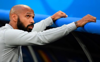 Thierry Henry buồn bã, động viên Hazard đứng dậy sau thất bại