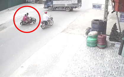 Clip: Không làm chủ tốc độ, hai thanh niên đi Exciter đâm trực diện xe tải đang quay đầu