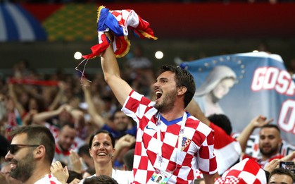CĐV Croatia mừng phát điên khi đội nhà lần đầu tiên vào chung kết World Cup