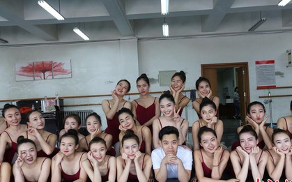 Cậu bạn siêu may mắn: Nam nhân duy nhất trong lớp có 36 bạn gái, ai cũng xinh xắn, sexy hết nấc
