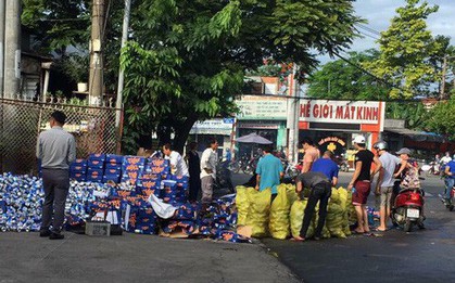 Người dân Bình Dương giúp tài xế gom hàng trăm thùng bia rơi xuống đường