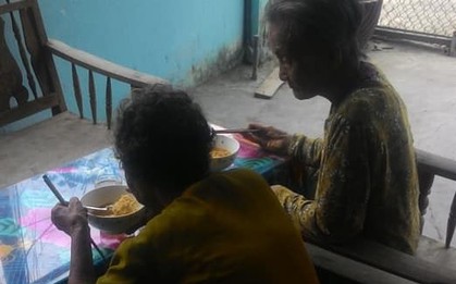 Góc tri kỷ: Hai bà cụ dắt nhau đi ăn mỳ tôm, vừa ăn vừa hỏi han tâm sự khiến dân mạng ước gì mình có bạn thân như thế