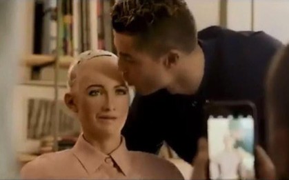 Hóa ra robot Sophia từng được Cristiano Ronaldo hôn và chụp ảnh cho tạp chí lớn nhất thế giới