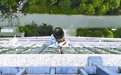 Bé 5 tuổi sống sót kỳ diệu sau khi rơi từ tầng 20