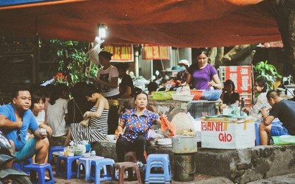 Khu tập thể chứa đựng cả một bầu trời tuổi thơ đồ ăn giữa lòng Hà Nội, cứ chiều chiều là đông tấp nập
