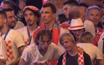 Giữa biển người hâm mộ, Luka Modric ân cần kéo tay cậu bé mắc hội chứng Down lên sân khấu ăn mừng