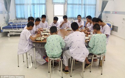 Đội bóng nhí kẹt trong hang động đã được xuất viện ngày hôm nay