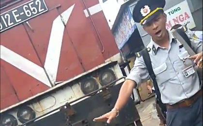 Bị tàu lửa tông, người nhà dùng xe máy chặn đoàn tàu để "bắt đền"