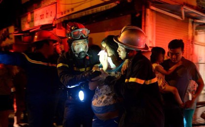 Hà Nội: Cháy khu tập thể A11 Nguyễn Quý Đức lúc nửa đêm, bà bầu và trẻ em được giải cứu an toàn