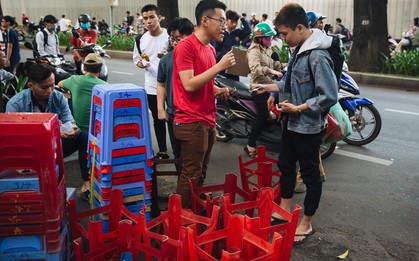 Chuyện lạ trước cổng trường thi vào ĐH Kiến trúc TP HCM: Sinh viên phải thuê ghế để ngồi thi, 40k/cặp, đặt cọc 60k