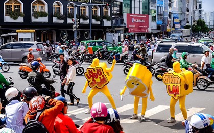 Bất chấp nắng gắt, biệt đội sinh vật lạ tràn từ Hà Nội vào Sài Gòn khiến dân tình tỉnh cả ngủ