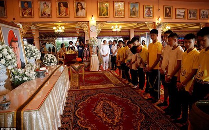 Sau ngày ra viện, đội bóng nhí Thái Lan đi chùa để cầu nguyện cho người thợ lặn đã mất khi giải cứu các em