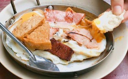 Tìm về hương vị ẩm thực truyền thống Sài Gòn ở tiệm bánh mì chảo 60 năm tuổi