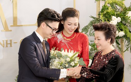 Hé lộ ảnh không khí xúc động trong lễ Vu Qui của Á hậu Tú Anh và hôn phu