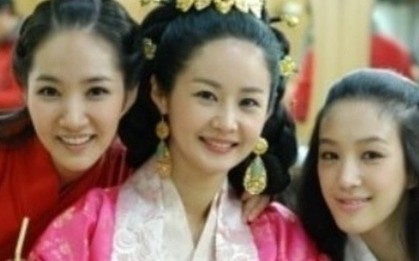 Bức ảnh tưởng bình thường nhưng gây tranh cãi: Sao nữ U50 bị gọi là "cáo” vì cố tình dìm Park Min Young?