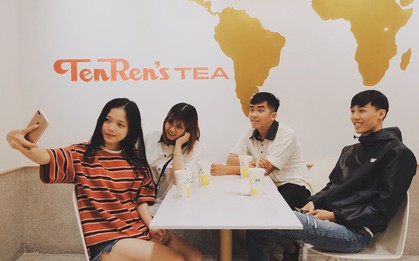 Bất chấp trời mưa, giới trẻ vẫn rồng rắn xếp hàng để mua trà sữa