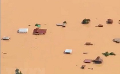 Dùng trực thăng đưa công nhân Việt ra khỏi khu vực bị cô lập tại Lào