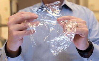 Tương lai đây rồi: Tờ nylon bọc thức ăn này có thể phân hủy nhanh hơn bình thường gấp cả trăm lần