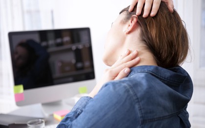 Nếu bạn hay bị đau mỏi vùng cổ, gáy thì rất có thể là do những nguyên nhân này