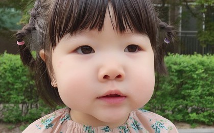 Cô bé má bánh bao phúng phính, hễ cứ chu môi là đáng yêu hết phần thiên hạ