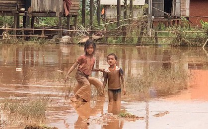 Vỡ đập thủy điện ở Lào: Mọi thứ ngập ngụa trong bùn, trẻ em lem luốc đói lả nhận cứu trợ