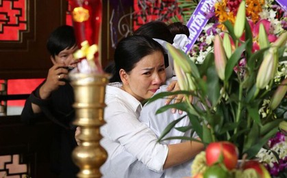 Bạn bè nghệ sĩ có mặt từ sớm, thắp nén nhang tiễn biệt NSƯT Thanh Hoàng