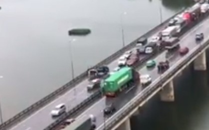 Hà Nội: Xe tải gặp sự cố, đường vành đai 3 trên cao tắc nghẽn kéo dài