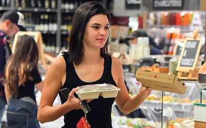 Là siêu mẫu kiếm nhiều tiền nhất thế giới, Kendall vẫn mặc đồ giản dị, để mặt mộc tự đi mua thức ăn