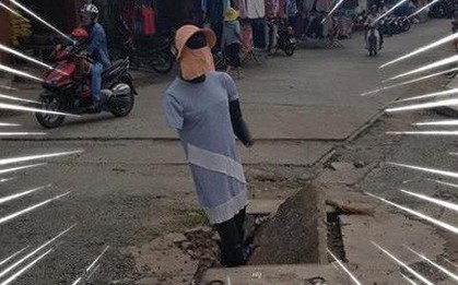Góc sáng tạo: Con ma nơ canh đứng canh... nắp cống vỡ khiến bà con xóm phố ở Đồng Nai hoảng hốt mà tránh xa