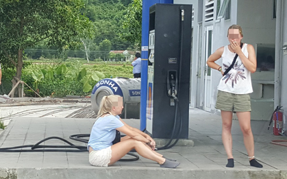 Hình ảnh hai cô gái ngoại quốc vô tư ngồi hút thuốc cạnh cây xăng gây tranh cãi