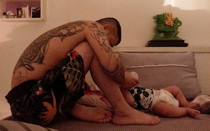 Ông bố xăm trổ lọ mọ pha sữa đêm cho con, dân mạng thắc mắc vợ đâu và câu trả lời khiến bao người ghen tỵ