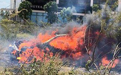 Tông vào cột đèn, xế hộp bốc cháy ngùn ngụt dưới nắng nóng