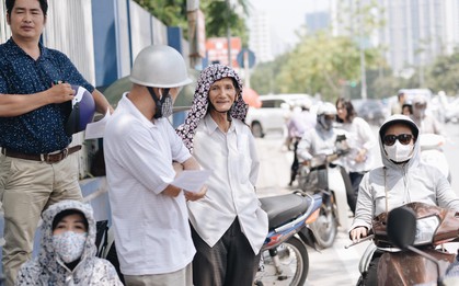 Hà Nội hạ điểm chuẩn: chuyện cha mẹ mướt mồ hôi, đội nắng 40 độ để rút - nộp hồ sơ lớp 10 cho con