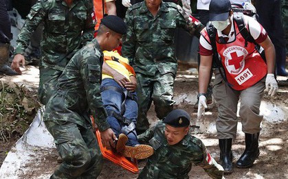 Sẽ đặt bình oxy dọc theo đường dẫn đến nơi đội bóng thiếu niên bị kẹt