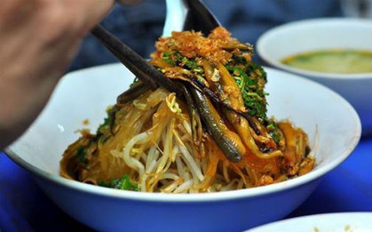 Mặc kệ trời mưa giông hay nắng cháy, các món ăn từ lươn vẫn "hớp hồn" hội mê ăn như thường