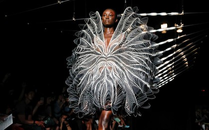 Hít một hơi thật sâu, bỏ quên thực tại và chìm vào cái huyễn hoặc mang tên Haute Couture