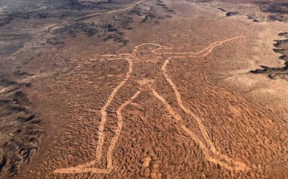 Marree Man - Hình vẽ thổ dân khổng lồ trên sa mạc Úc có thể nhìn thấy từ vũ trụ hơn 20 năm qua vẫn là một câu đố làm các nhà khoa học điên đầu