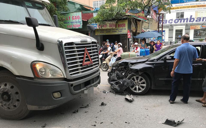 Hà Nội: Xế hộp Camry nát đầu sau "nụ hôn bất chợt" giữa phố với xe đầu kéo