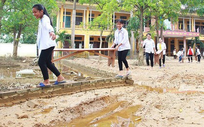 Thầy trò vùng ngập Chương Mỹ hối hả dọn dẹp trường lớp chuẩn bị đón năm học mới