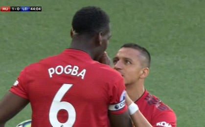 Cận cảnh tình huống Sanchez giành đá penalty nhưng Pogba không cho phép