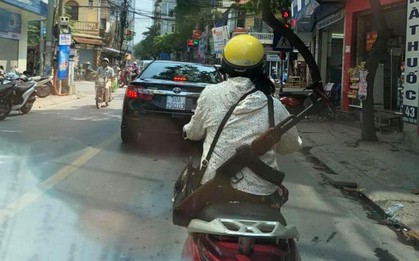 Cư dân mạng sốc khi nhìn chị ninja đeo súng AK đi hiên ngang trên phố