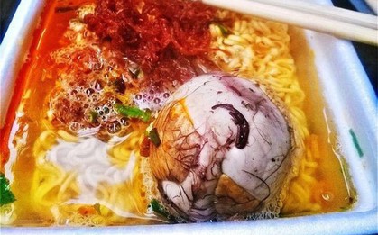 Từ bao giờ mà trứng vịt lộn cũng xuất hiện trong rất nhiều món ăn tại Hà Nội rồi này