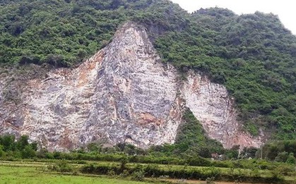 Lên đỉnh núi khoan đá, một công nhân rơi xuống đất tử vong
