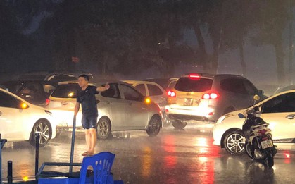 Thanh niên dầm mưa đứng phân luồng giao thông nhận được nhiều bình luận tích cực từ cư dân mạng