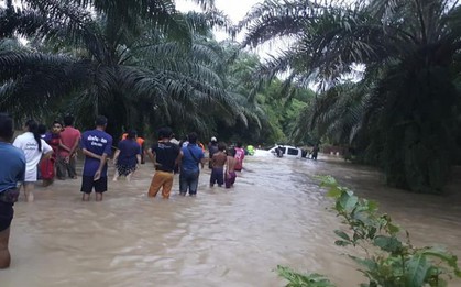 Sau khi giải cứu đội bóng nhí Thái Lan, thợ lặn người Đan Mạch lại được người dân cứu ra khỏi dòng nước lũ