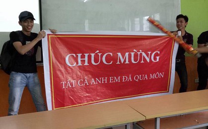 Lầy như sinh viên, qua môn thôi mà cũng làm cả băng rôn với pháo giấy chúc mừng anh em