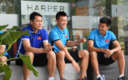 Tiến Dũng cười tít mắt khi chơi lật chai nước trước giờ gặp Olympic Pakistan